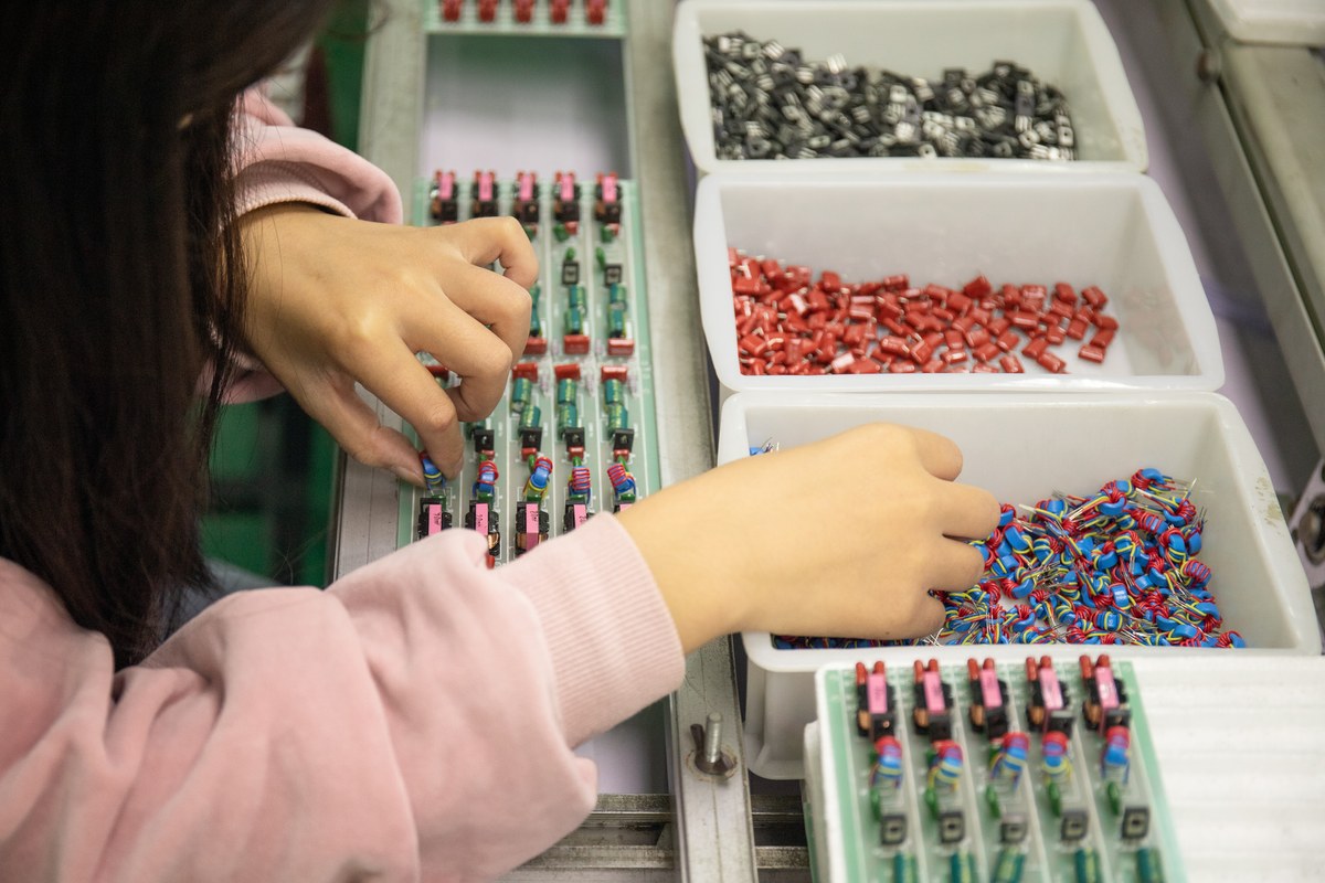 Driver component assembly process in the New Lights factory